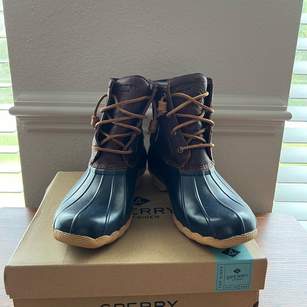 SPERRY SALTWATER DUCK BOOT TAN/NAVY